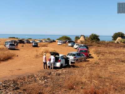 Un parcheggio permette di lasciare qui l�auto per intraprendere un sinuoso sentiero che porta direttamente a �freak beach�. Si tratta di una parte di costa rocciosa frequentata per lo pi� da giovani, coppiette e anche nudisti, che qui possono godersi il mare lontano da occhi indiscreti